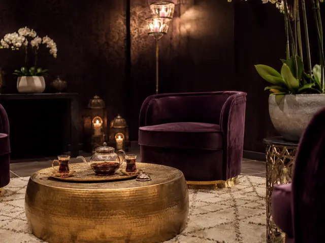Kadife koltuklu, çay masalı bekleme salonu — Bakırköy, Masaj Salonun