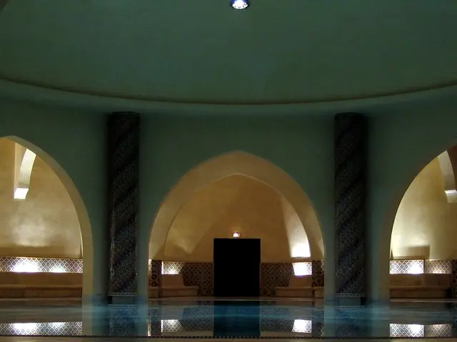 Kemerli nişleri ve havuzuyla loş hamam salonu — Bakırköy, Masaj Salonun