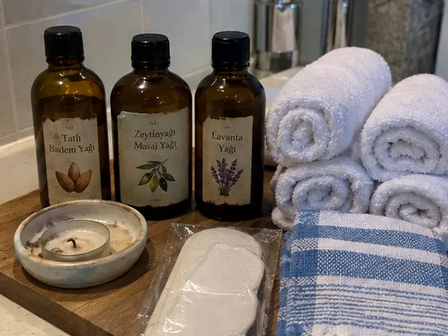 Tatlı badem, zeytinyağı ve lavanta masaj yağları, rulo havlular ve peştemal — Bakırköy, Masaj Salonun